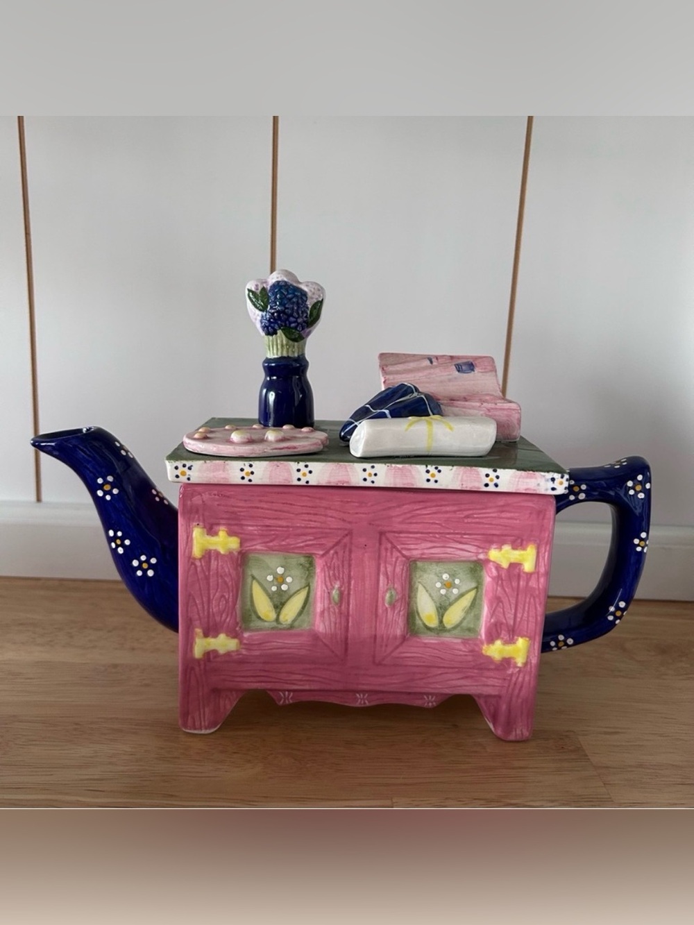 🎨 CARDINAL INC • “Artist Desk” Whimsical Teapot